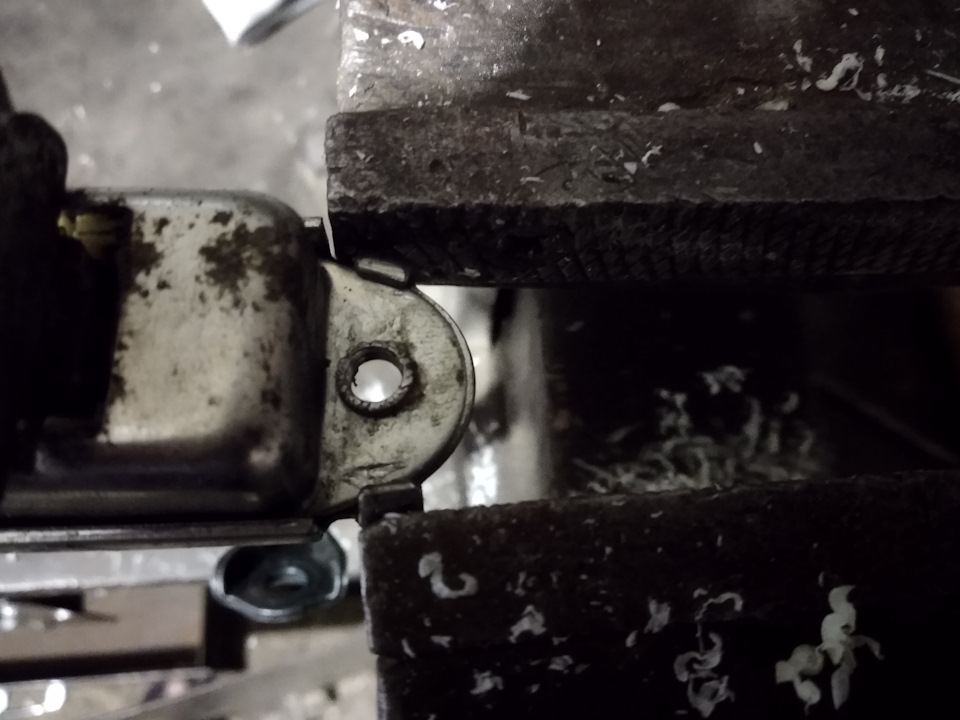 И ими же загибаем уши крепления — Toyota Corolla (160)