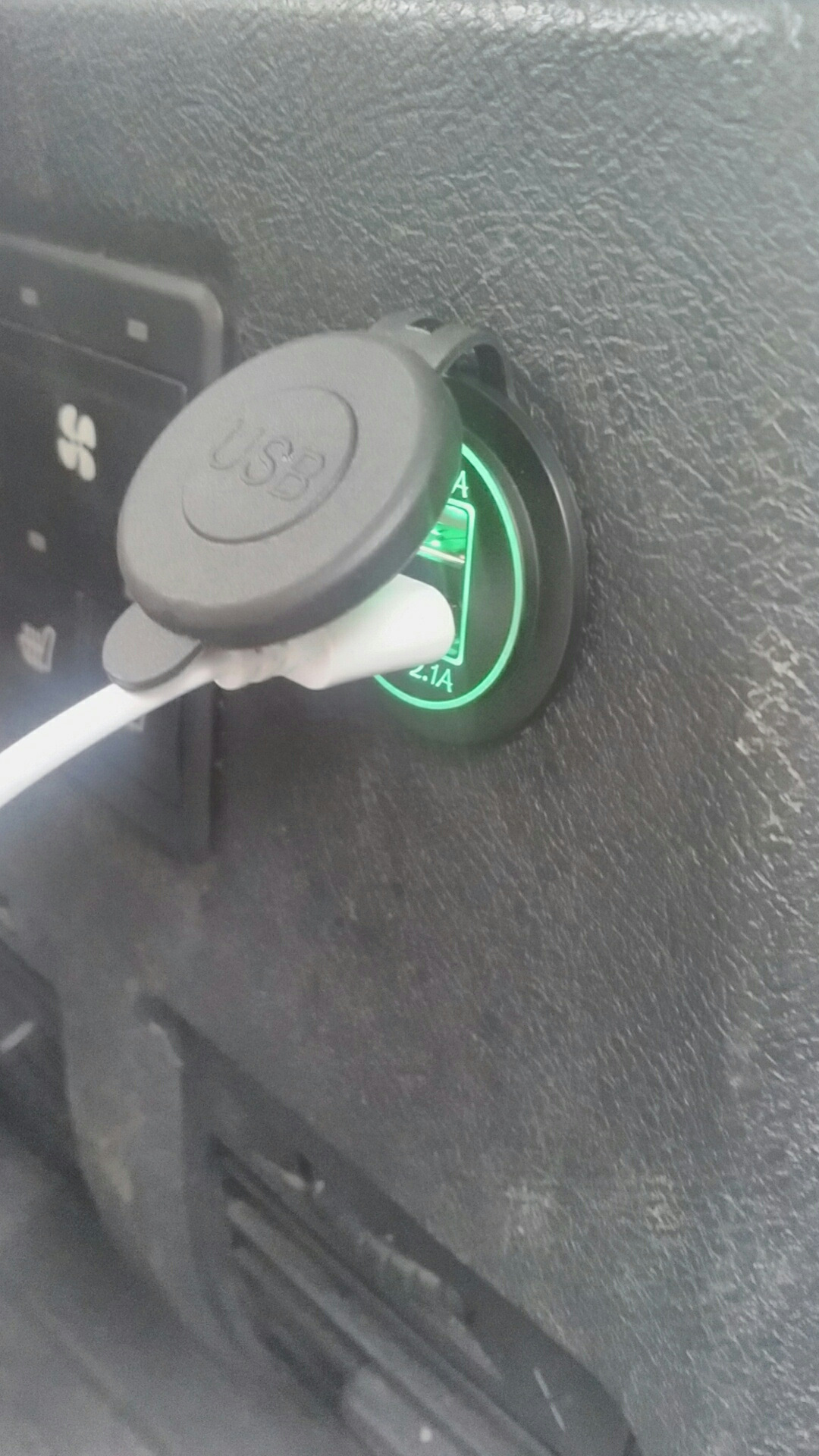 USB-зарядка назад — УАЗ Patriot, 2,7 л, 2015 года | электроника | DRIVE2