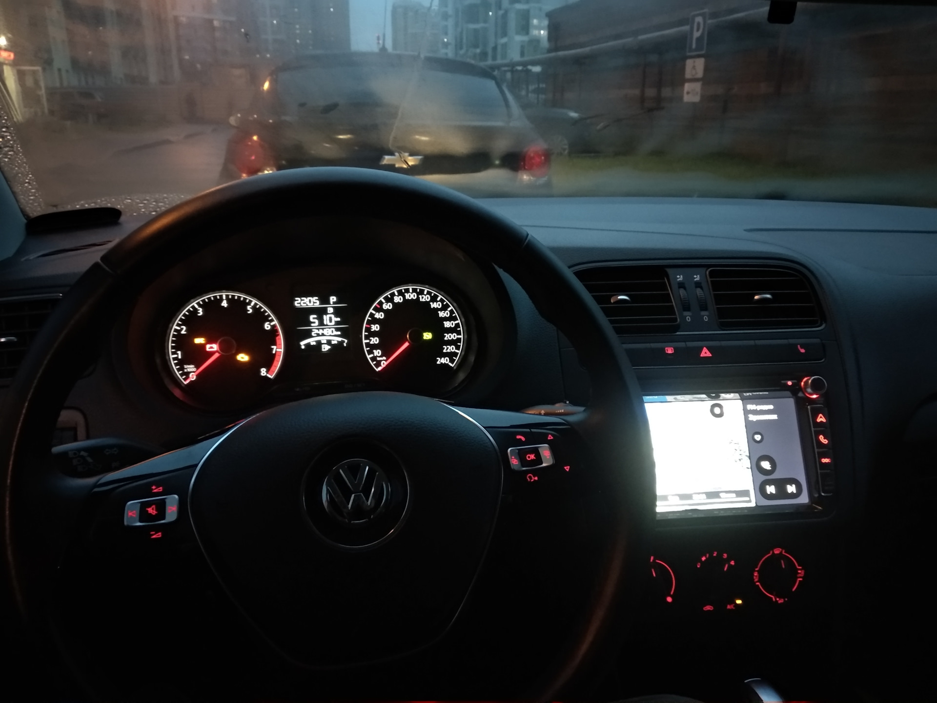 Каршеринг передать руль. Фольксваген поло каршеринг. VW Polo каршеринг салон. Поло салон ночью. Фольксваген поло салон ночью.