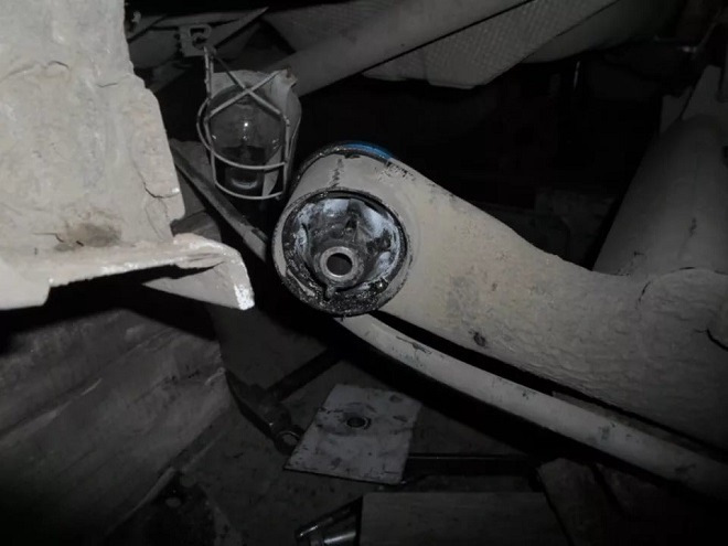 Замена сайлентблоков задней балки — Renault Logan (1G), 1,6 л, 2013 ...