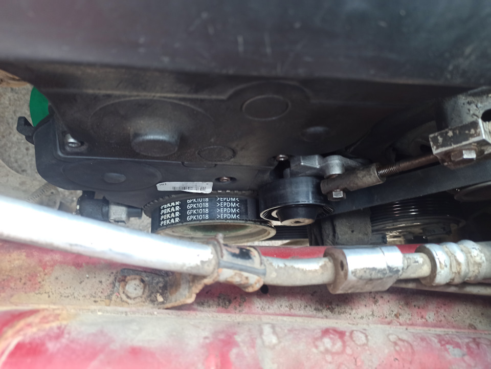 Замена натяжного ролика с кронштейном, ремня генератора и компрессора ...