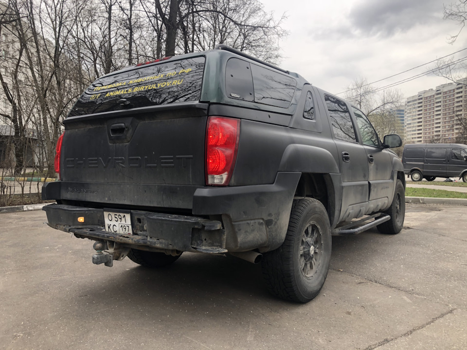 Лавина 2001. Chevrolet Avalanche глушитель. Шевроле Аваланч Рестайлинг черного цвета.