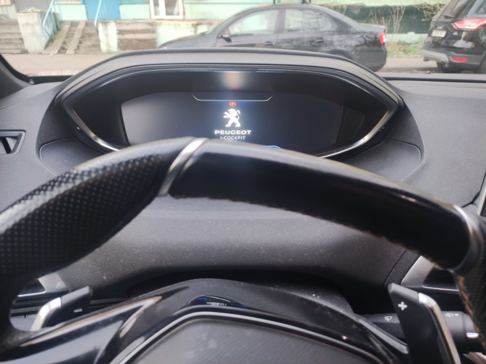 Прямо вывернутые колеса, но руль под углом. — Peugeot 5008 (2G), 1,5 л ...