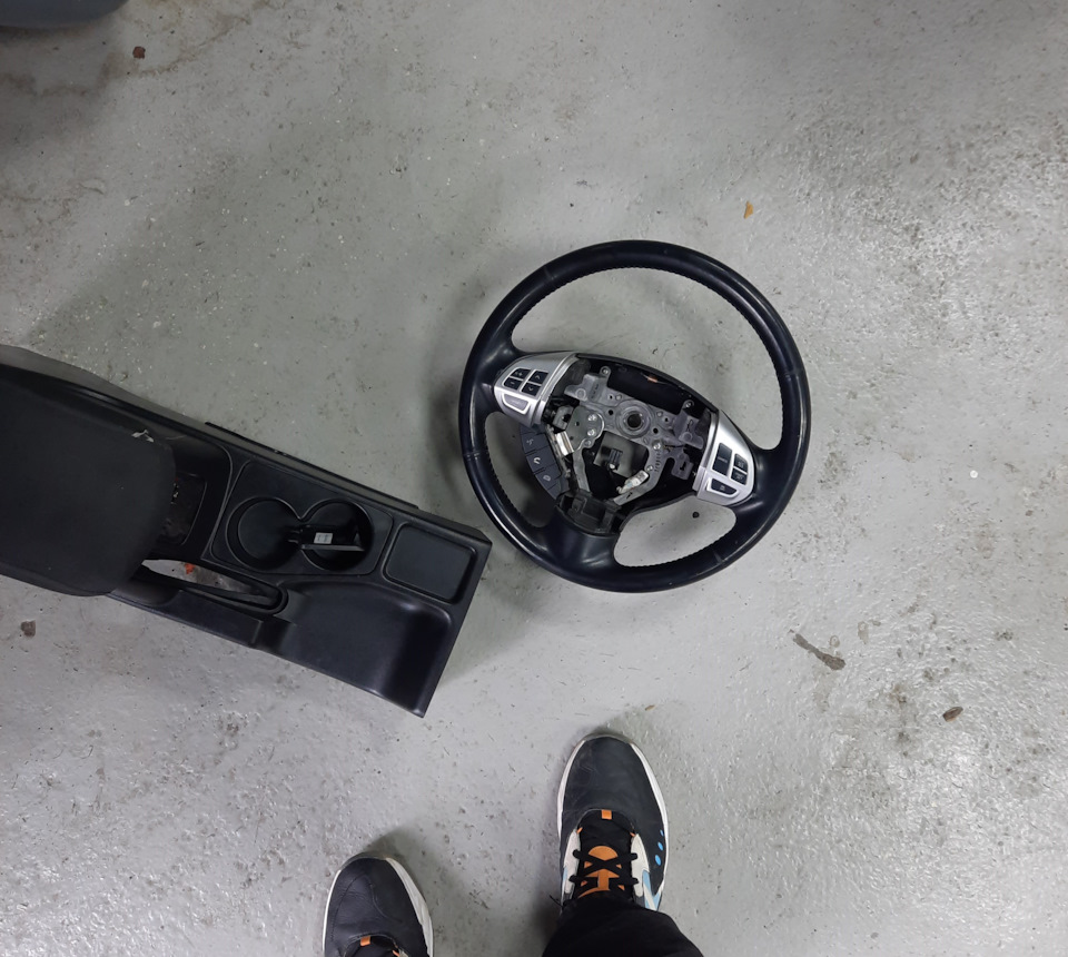4400A241XA руль обтяжка 3500 — Mitsubishi L200 (4G). Запчасти на фото: 4400A241XA