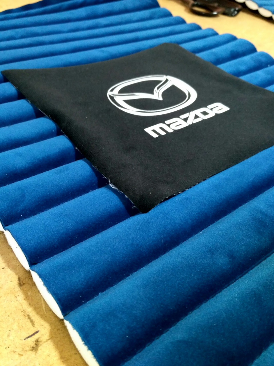 Логотип в дальнейшем пришьется к подголовнику — Mazda 3 (1G) BK