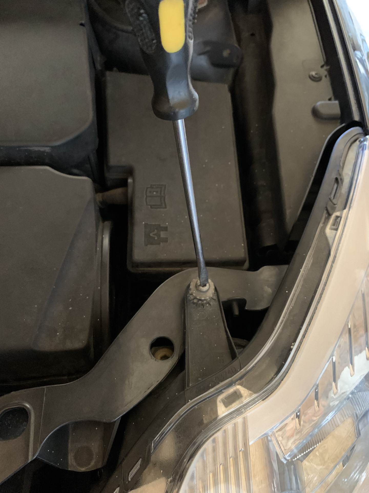 Замена лампы габаритных огней. — Ford Focus II Hatchback, 2 л, 2010 ...