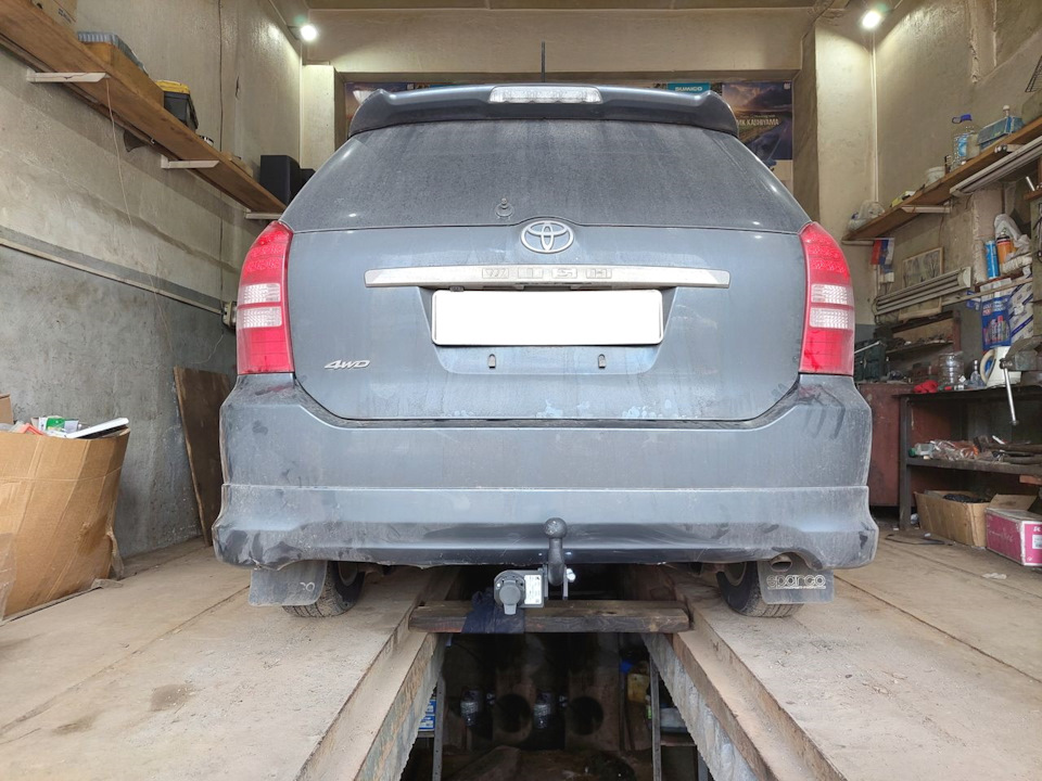 Фаркоп для Toyota Wish 2003-2017 на Toyota Wish (AE10), Toyota Wish ...
