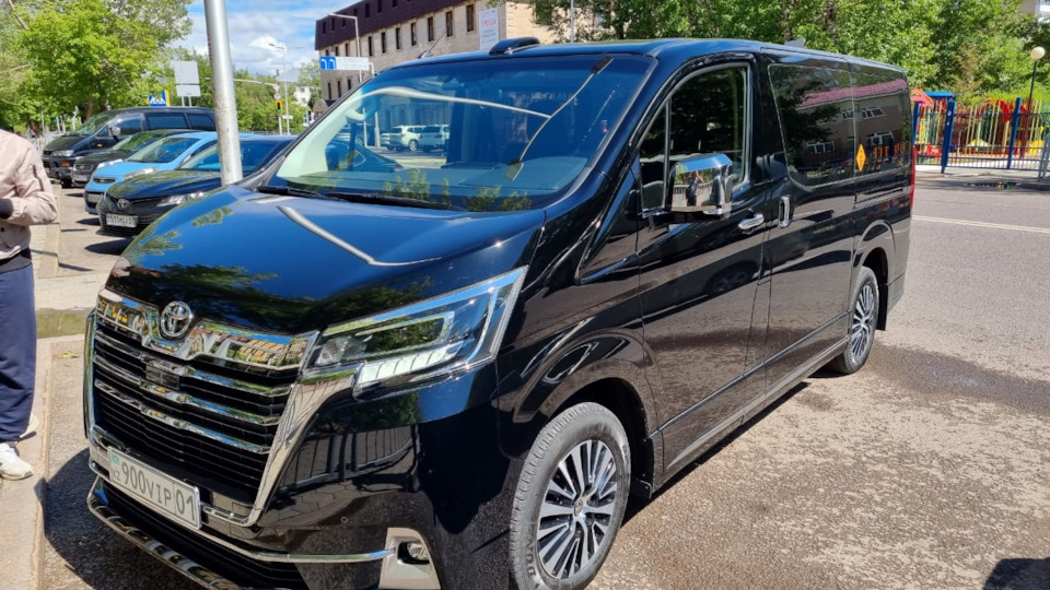 Тойота минивэн Hiace 2020