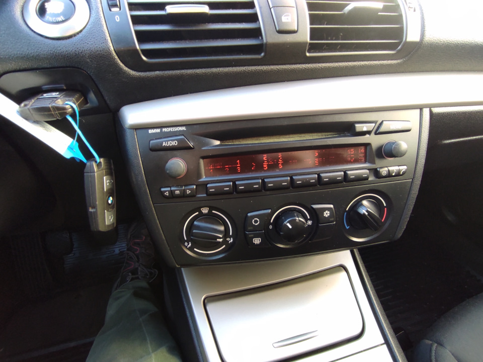 Как снять магнитолу бмв е87 BMW professional - BMW 1 series (E81/E87), 1,8 л, 2006 года своими руками DRIVE2