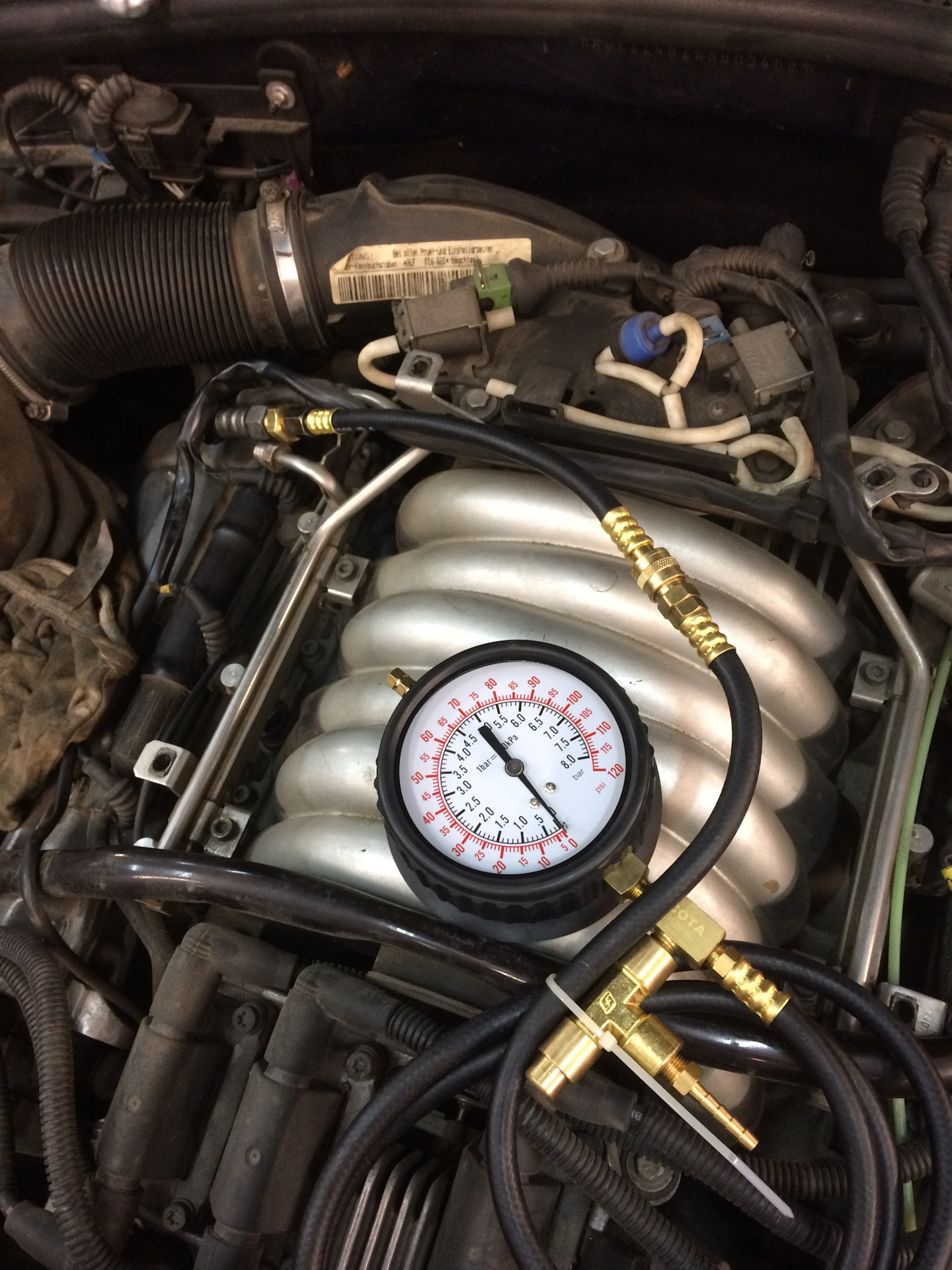 Давление масла в двигателе ауди. Регулятора давления топлива Audi a6 c5 2.7. Замерить давление топлива Ауди 100 с4. Audi a6 2,8 v6 замер давления топлива. РДТ Ауди а6 с5 2.4.