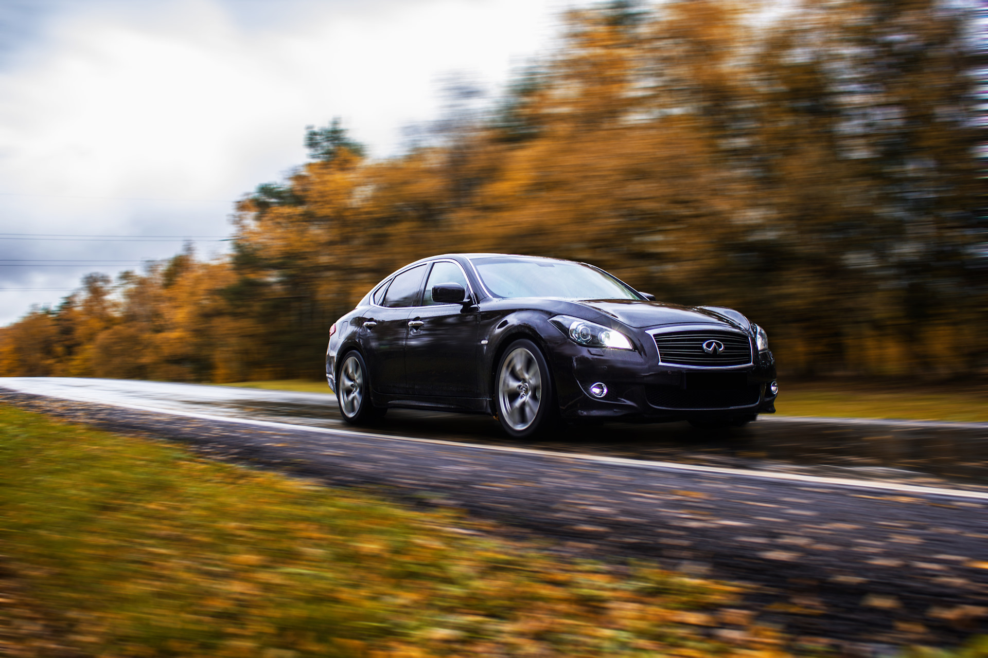 Черная Infiniti m25 на 20 колесах