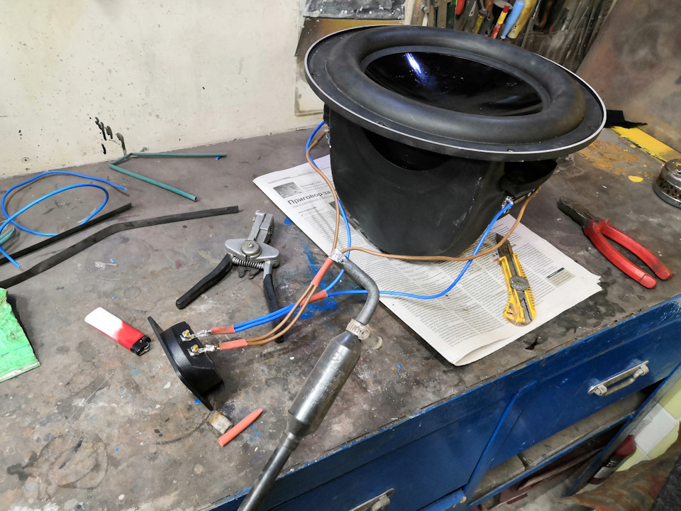 Провод питания для сабвуфера. Питание саба. Дистрибьютер для усилителей в мерседес w203. Прокладка провода питания на саб ваз 2114. Штекер для сабвуфера fusion en at1120.