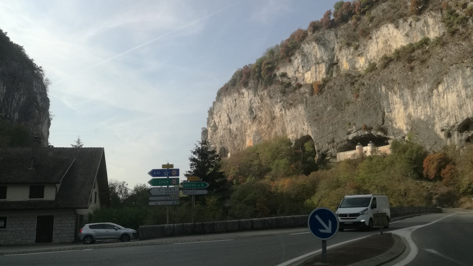 Какие-то интересные строения в скале. Ну а мне налево. — Audi A4 (B9). Запчасти на фото: 1500K