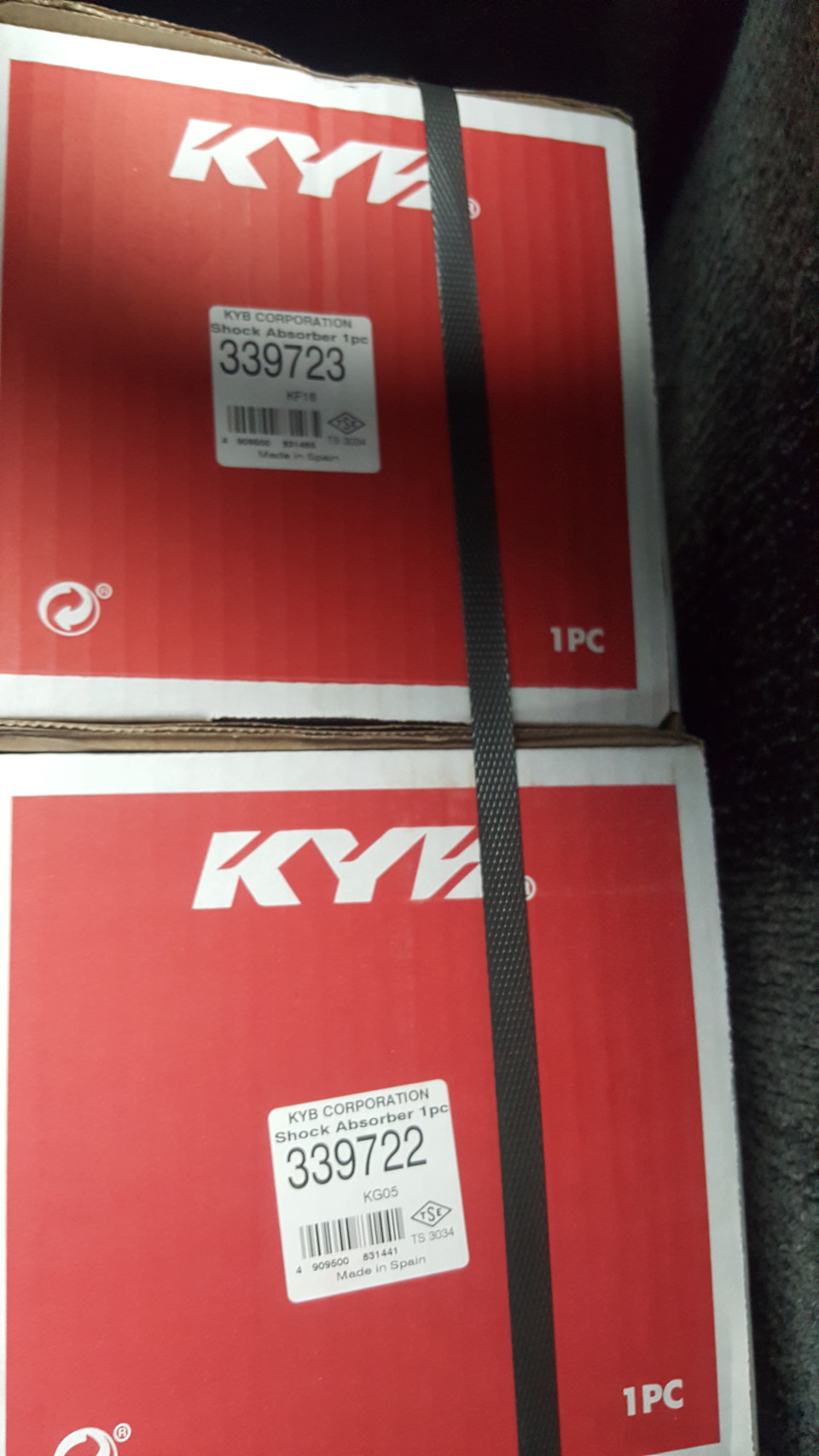 KYB 339723 и 339722 — Honda Civic Hatchback (8G). Запчасти на фото: 339723, 339722