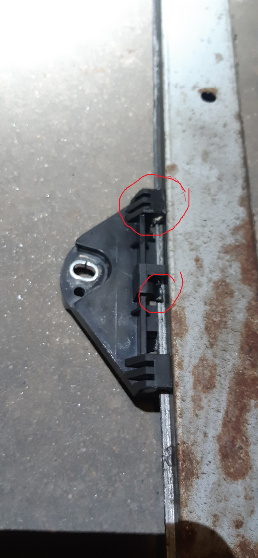 Пластиковые лапки сточились. — Subaru Outback (BR)