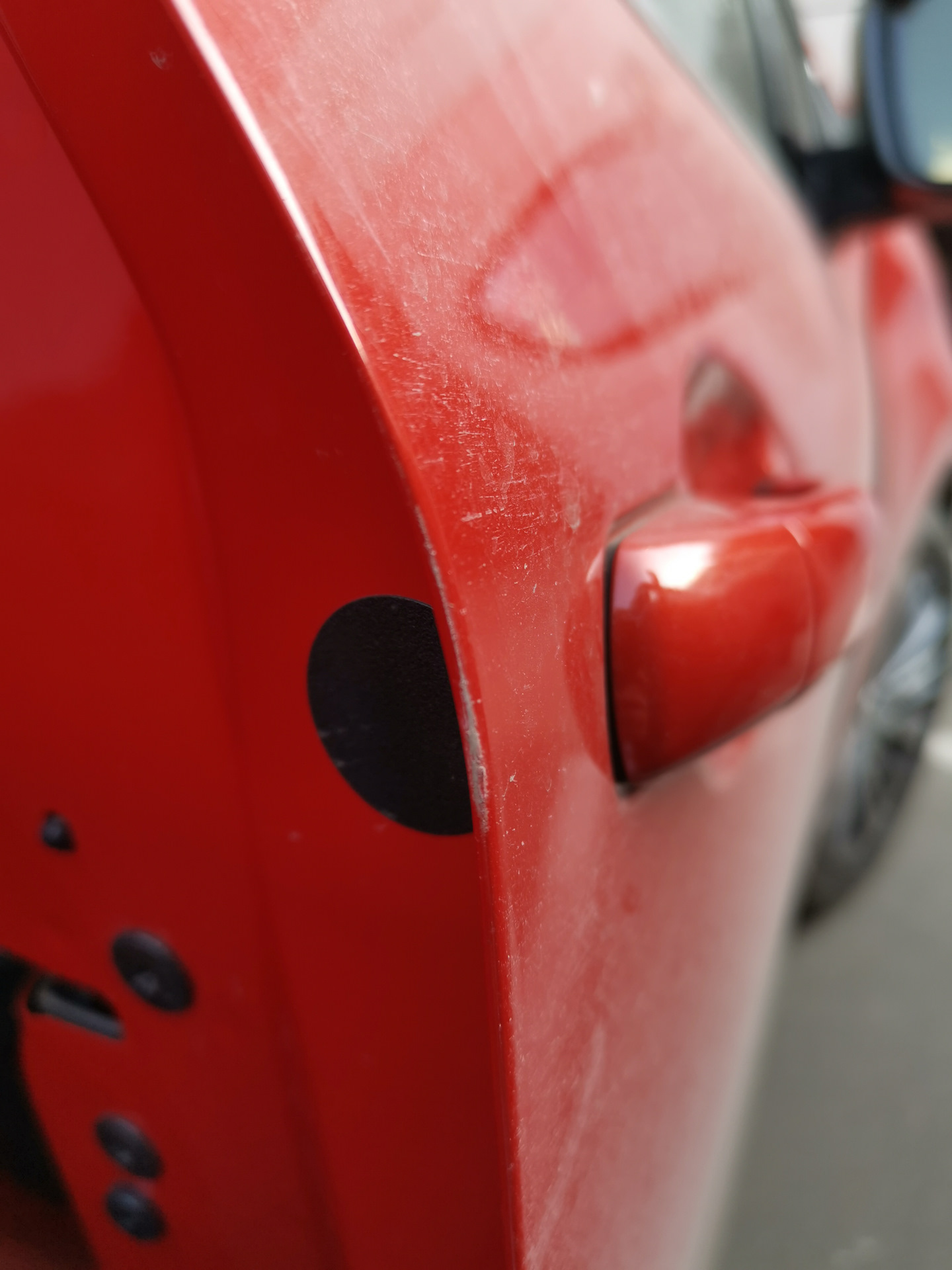 Царапина на двери машины. Стукнули дверью на парковке. Чем смазать уплотнители дверей авто. Смазка для уплотнителей дверей автомобиля. Вмятая дверь машины.