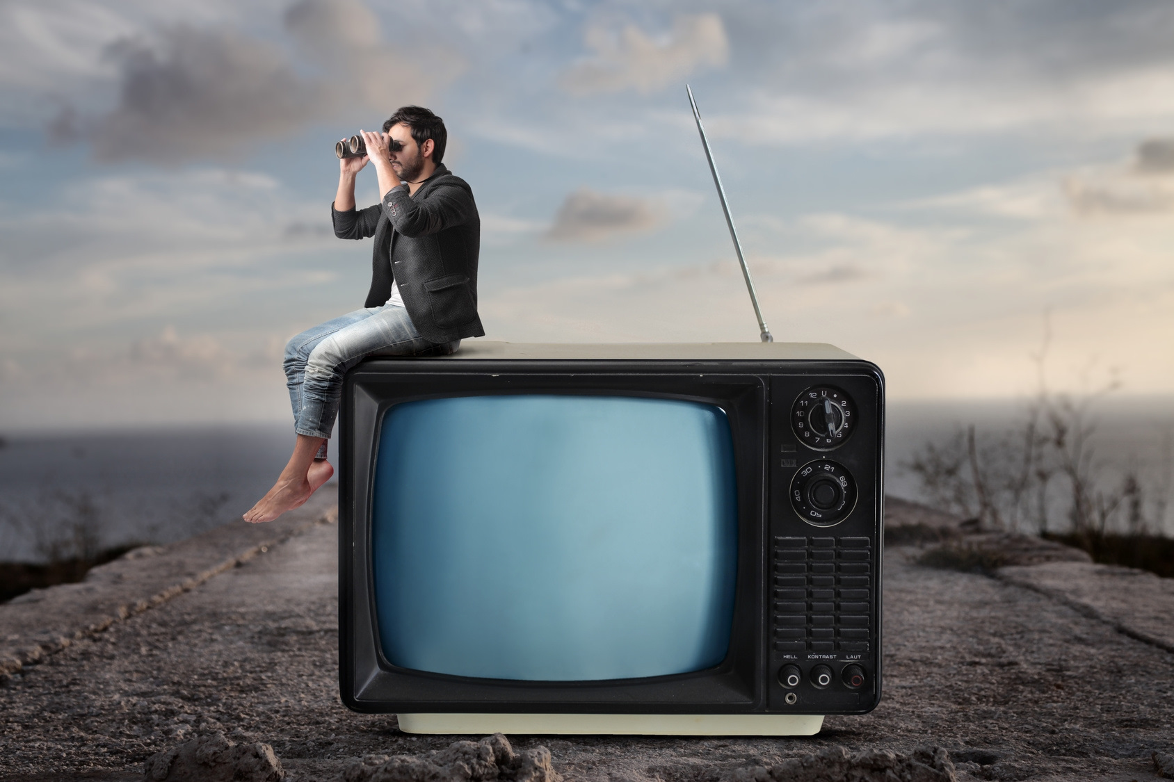 Телевизор читает видео. Телевизор. Реклама телевизора. Телевизор интересный. Человек телевизор.