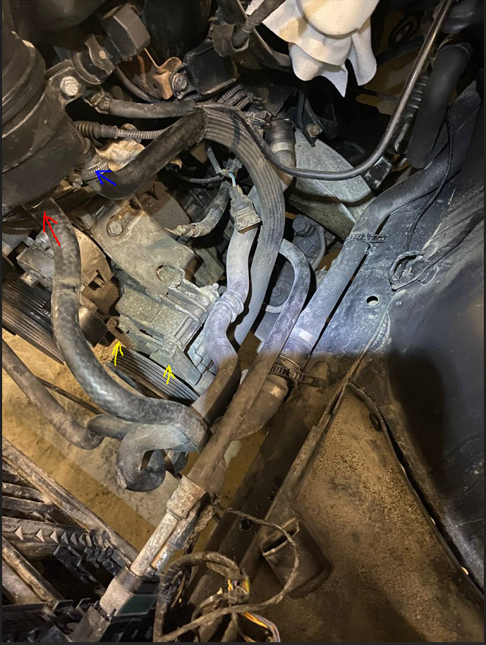 Красной стрелкой показан шланг обратки, синей стрелкой показан шланг насоса, желтыми стрелками показаны крепления насоса ГУР. — BMW 5 series (E39)