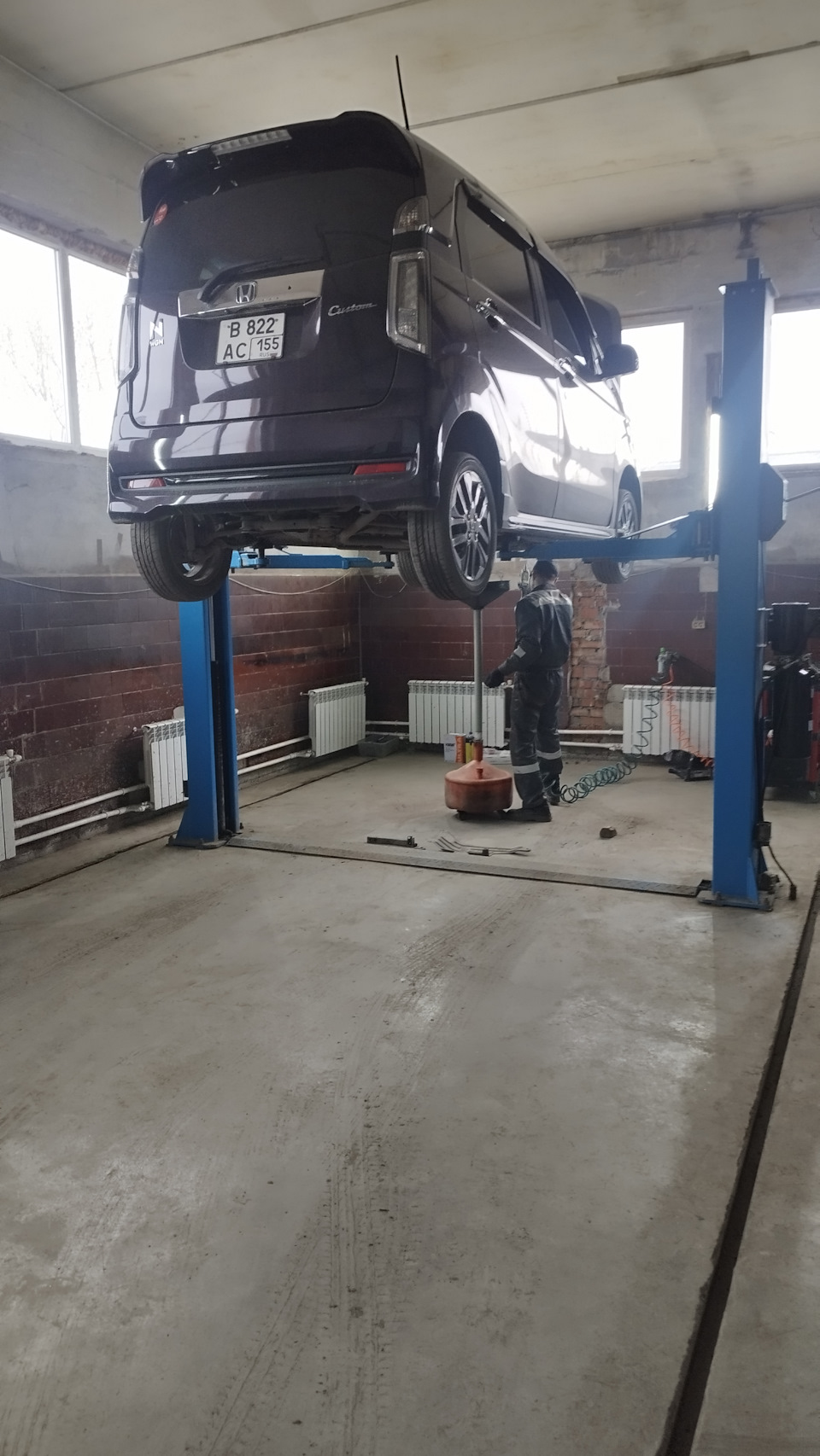 Уже висим на подъемнике — Honda N-WGN (1G)