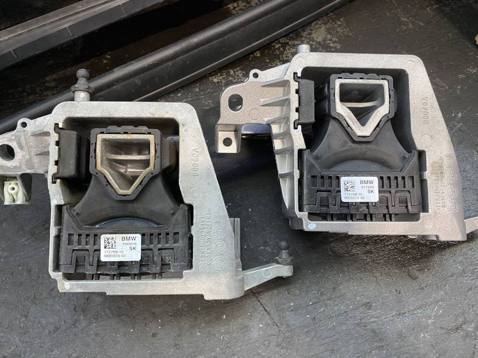 Теперь непосредственно по новой и предшествующей пойдём, так как первой подушки у меня нет, она же была гарантийная, дилер забрал) Бросается в глаза темный металл, визуальные изменения конструкции, ну и более всего — то что как будто старая провисла — BMW 2 series Active Tourer (F45). Запчасти на фото: 707008, 594186