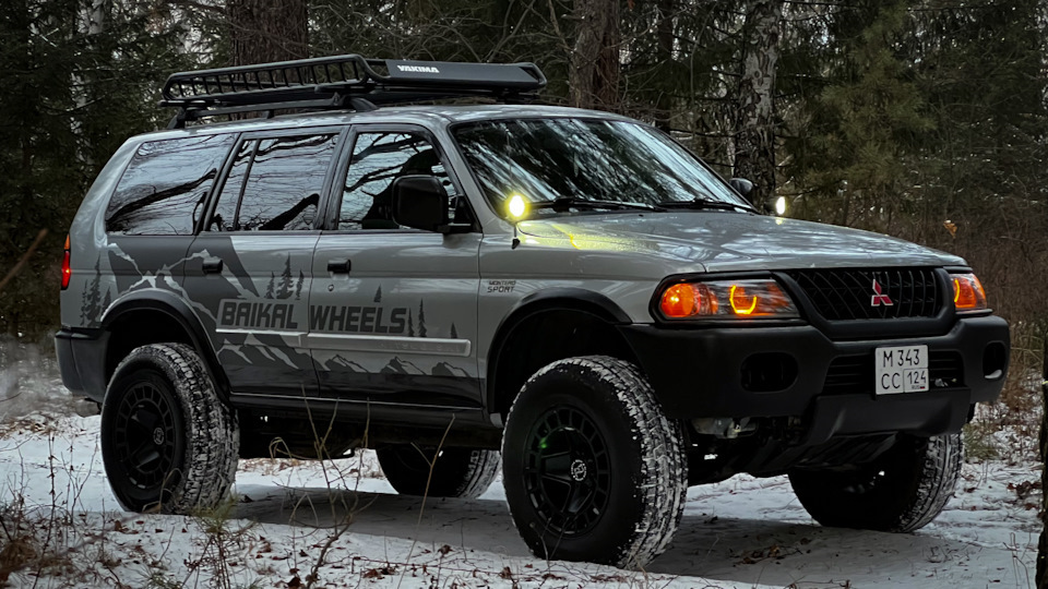 Митсубиси монтеро спорт 2024. Montero Sport 2001 черного цвета.
