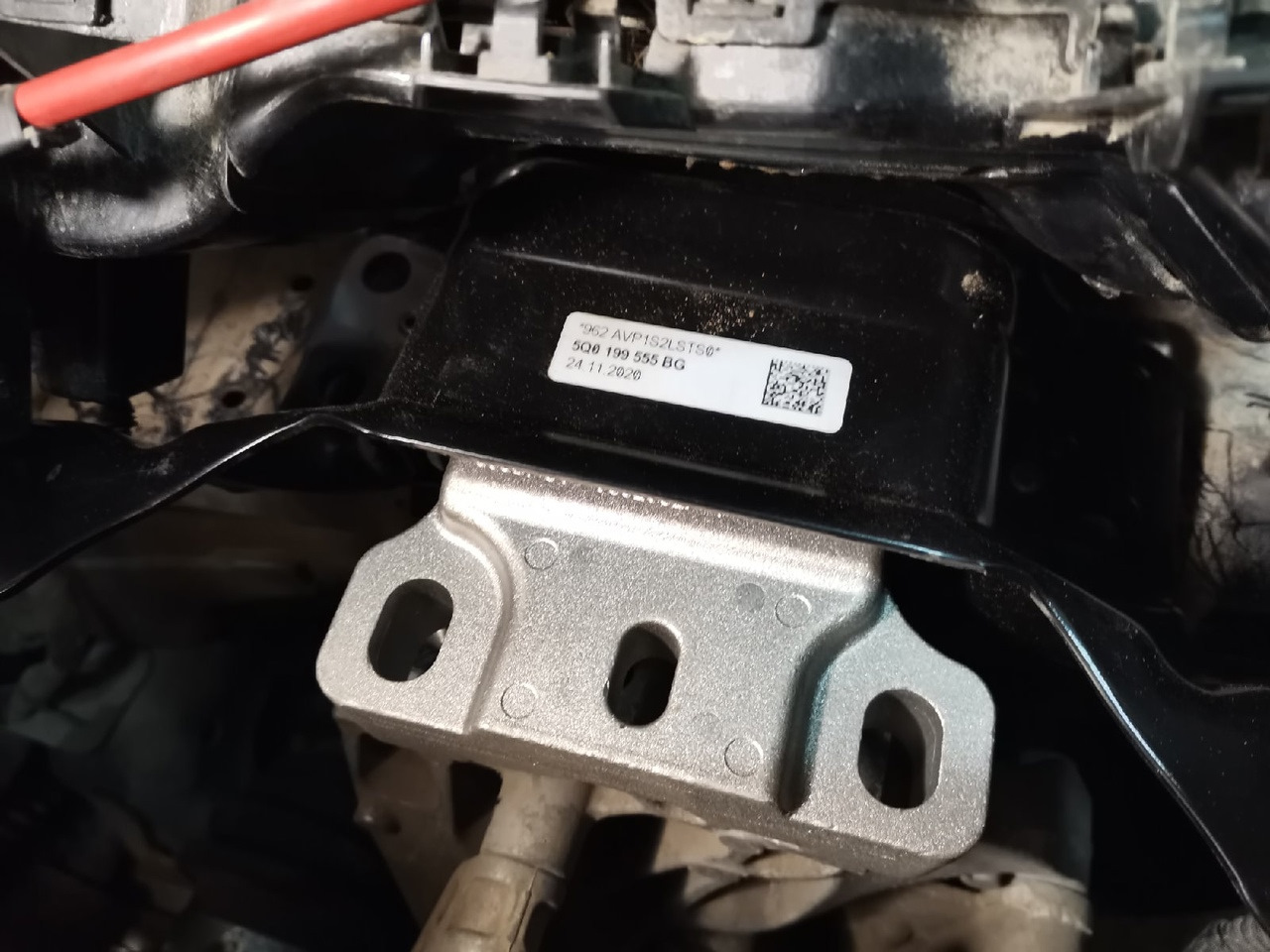 6 опора двс. Подушка двигателя skoda octavia a7 1,4. Левая опора двигателя skoda octavia a7. Подушка двигателя шкода а7. 4.