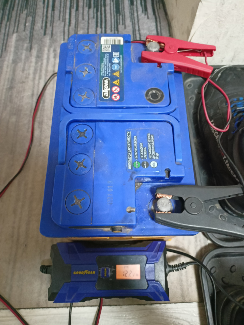 Нужно ли открывать банки аккума при зарядке умным ЗУ? — Renault Laguna ...