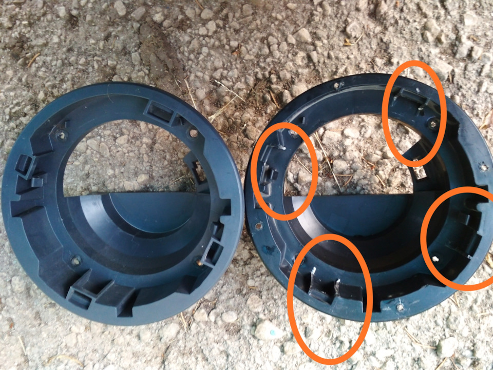 Отметил на фото, в этих местах надо обрезать выступы, они служат для крепления родных сеток, которые с завода. — Renault Logan (1G)