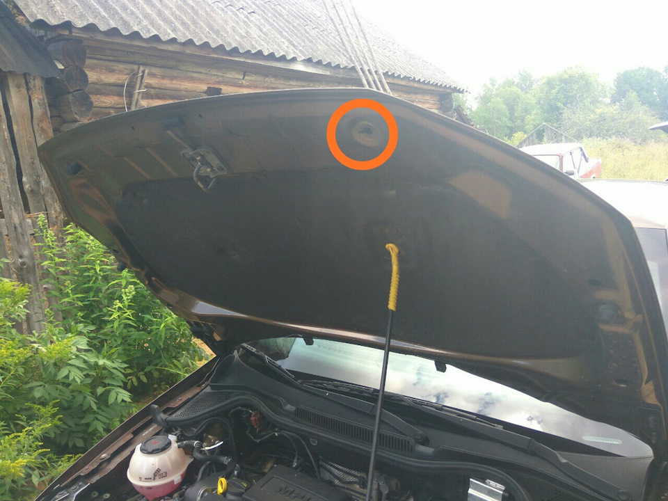 отбойник капота потерялся — Volkswagen Polo Sedan, 1,6 л, 2018 года ...