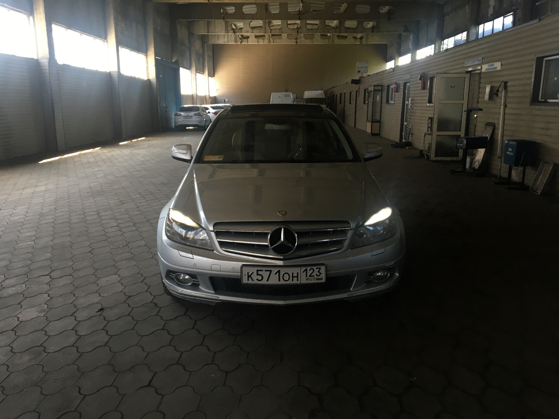 Света мерседес. Лампочка дальнего света Mercedes c w204 дорестайлинг. 204 Кузов Мерседес лампы. Лампы габаритов Мерседес w204 2010. Лампочка ближнего света Mercedes c w204 дорестайлинг.