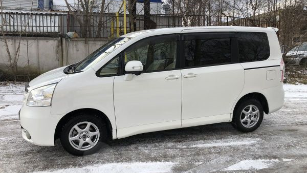 Noah white. Белый Ноах. Toyota Noah белый. Toyota Noah белый 2011 тонировка. Тойота Ноах белая 99.