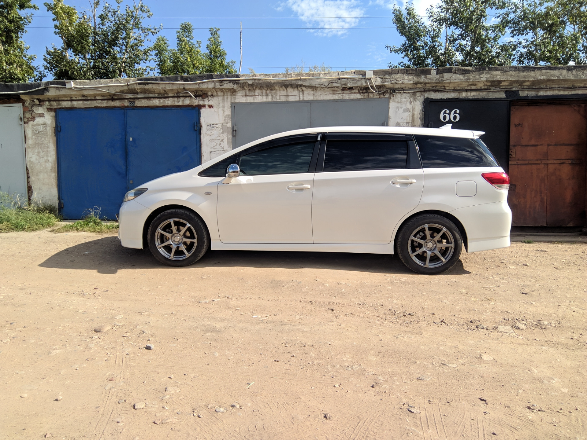 Резина на тойота виш. Toyota Wish r18. Диски Тойота Виш на 16. Диски на Toyota Wish zge20. Toyota Wish 20 на дисках.