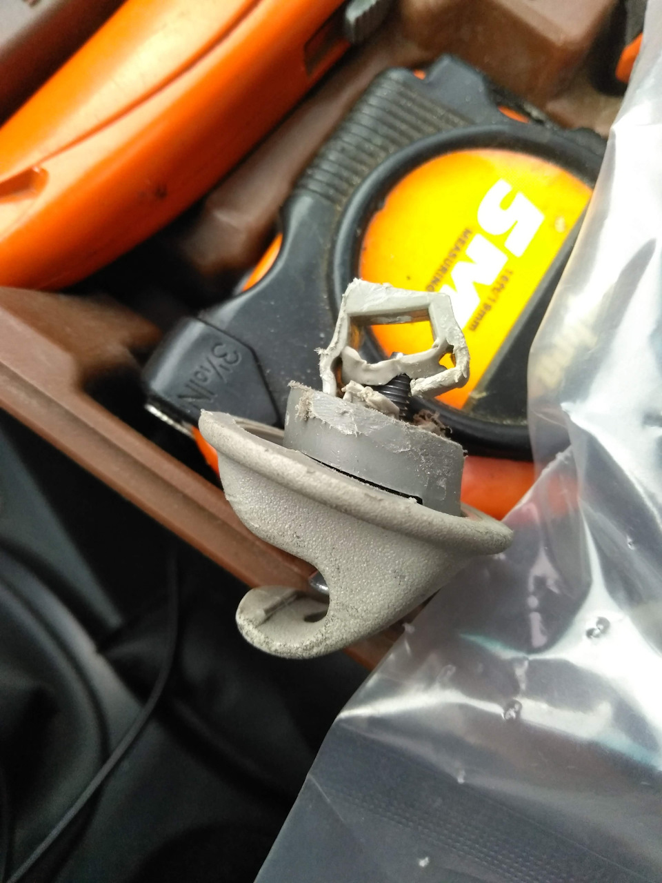Как снять козырек на логане Замена крючка солнцезащитного козырька - Renault Duster (1G), 2 л, 2014 года сво