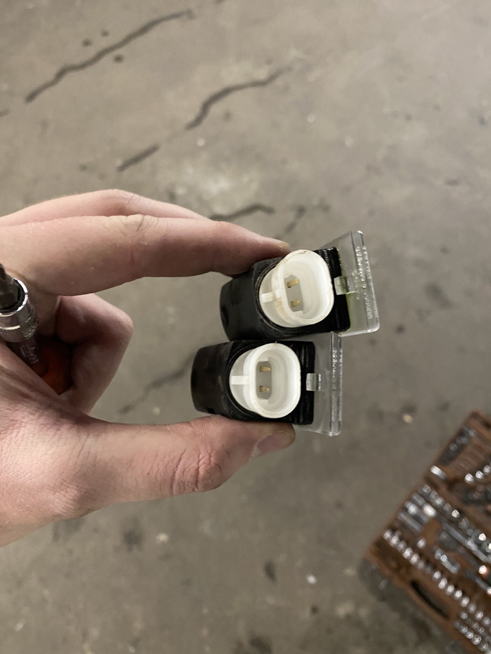 Замена Лампочек освещения номера Веста — Lada Vesta, 1,6 л, 2016 года ...