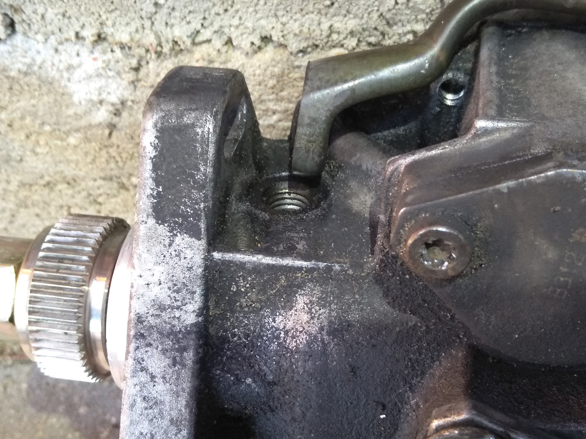 2 дизель. Тнвд мерседес 115 трос глушилки. Сальник тнвд камаз 740. Форд транзит тнвд сальник 1. Течет масло из под тнвд.