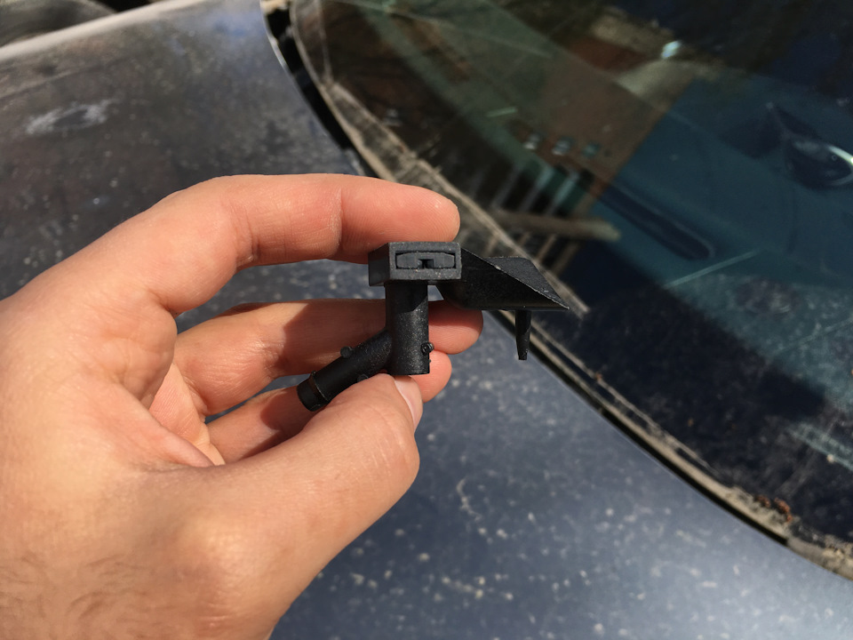 Форсунки омывателя поло седан 2015. Как прочистить форсунки стеклоомывателя. Чистка веерных форсунок омывателя ваз 2110. Форсунки омывателя лобового стекла w124 с подогревом. Форсунок омывателя заднего стекла nissan x-trail т32.