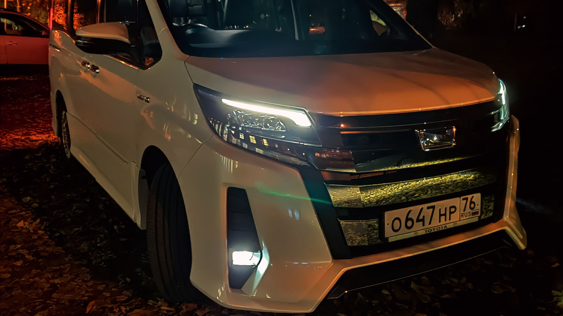 Toyota Noah (3G) 1.8 гибридный 2018 | Нюша - белый Сай (SI) на DRIVE2