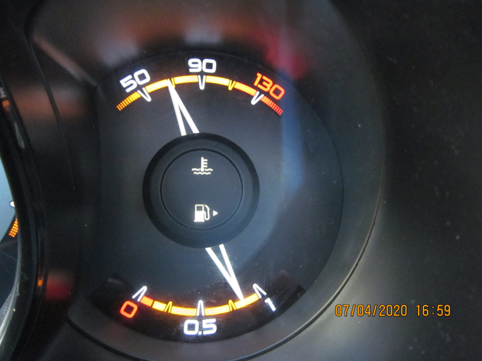 Теперь указометр показывает реальную температуру, мне нравится. На фото мотор несколько остыл за время стоянки у магазина — Lada Vesta SW (1G)