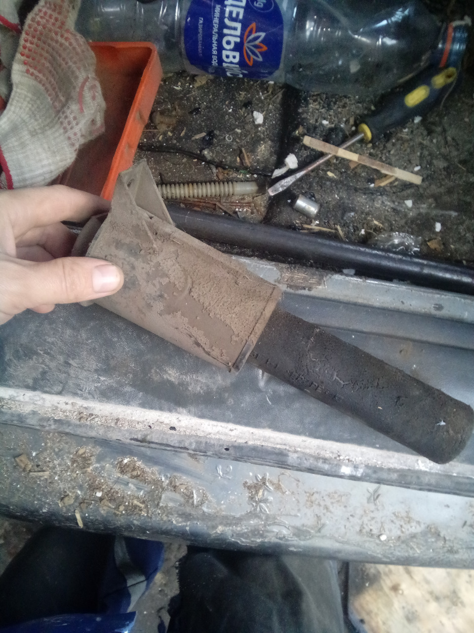 Первый предмет, это т.н. копьё — воздухозаборник воздушного фильтра — Lada 2120 Надежда