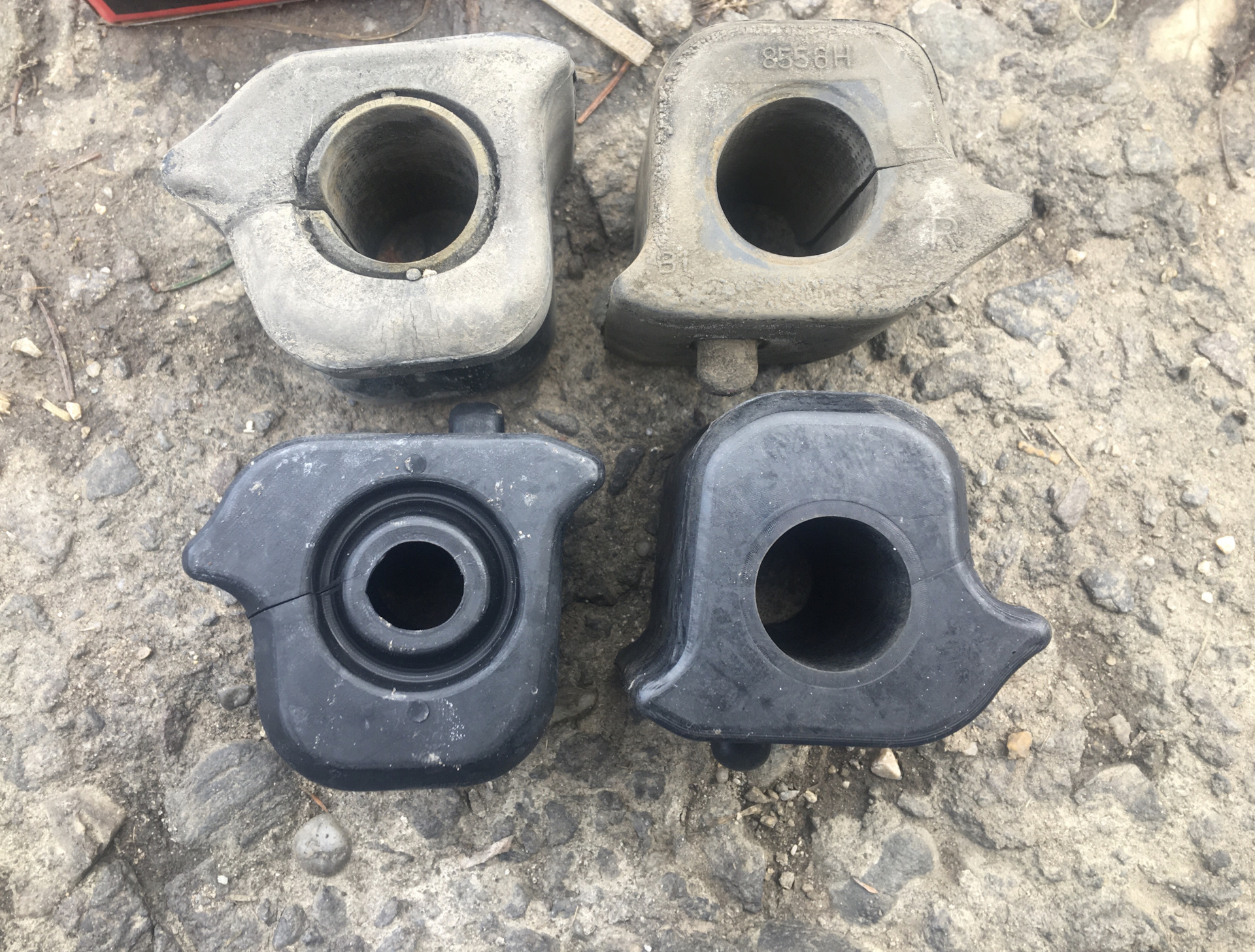 Втулка стабилизатора приус 20. Втулки стабилизатора приус 30. Втулки стабилизатора приус 30. Держатель втулки стабилизатора приус 20. Замена втулок стабилизатора тойота хайс левый 0 руль 2015 года.