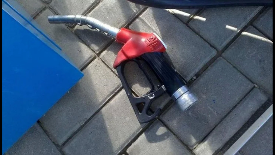 Оторвал топливный пистолет на Лукойл…и уехал… — Skoda Octavia A5 Mk2, 1 ...