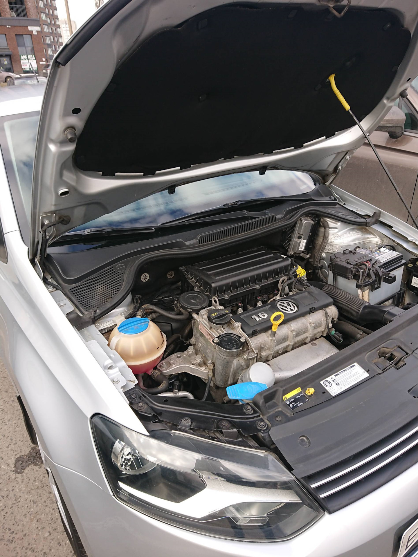 Замена повторителя поворота — Volkswagen Polo Sedan, 1,6 л, 2013 года ...