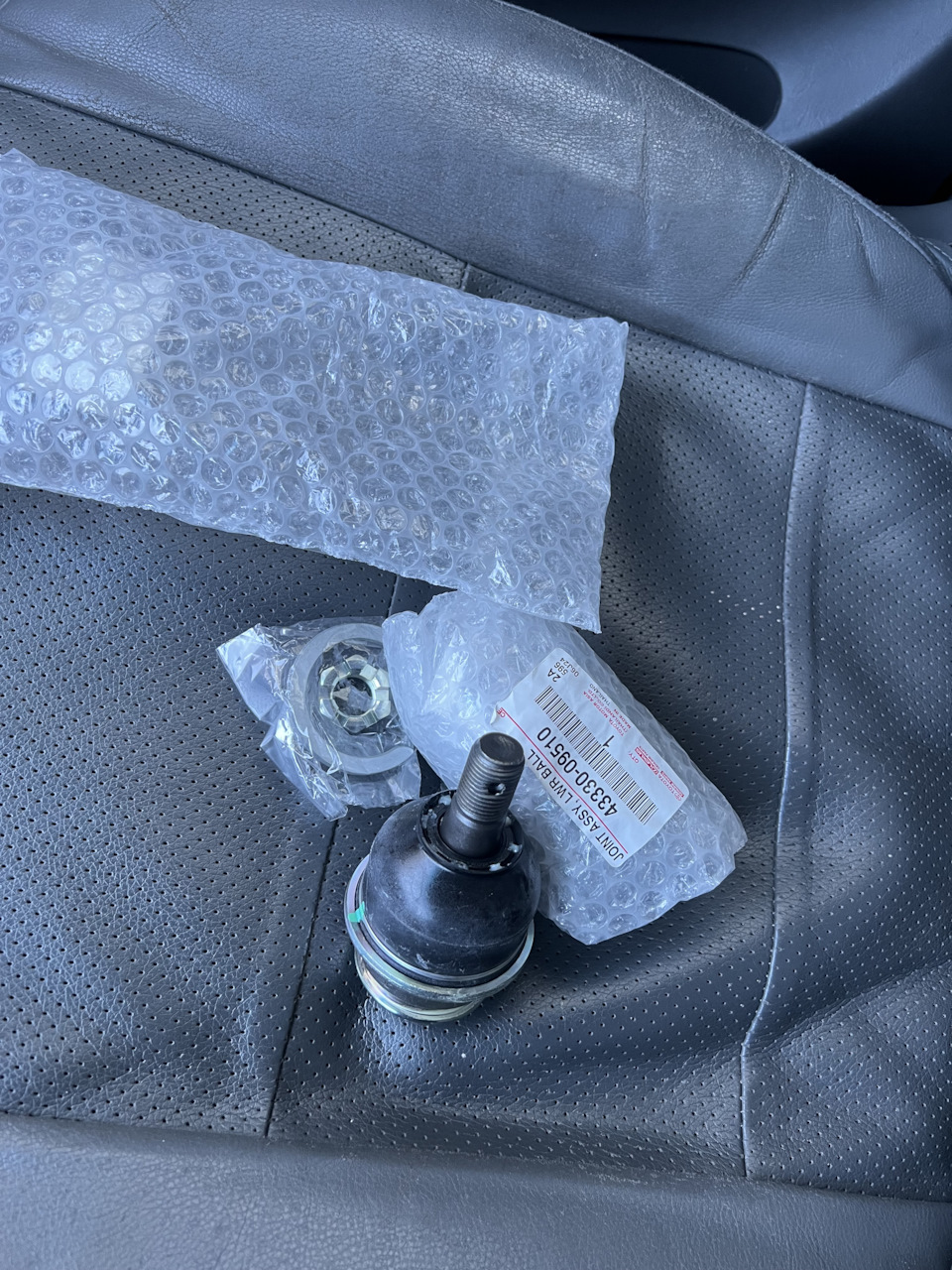 Были куплены сразу обе оригинальные шаровые от фортюнера, так как уже был записан на замену клапанных прокладок, катушек и свечей — Lexus GX (UZJ120). Запчасти на фото: 4333009510