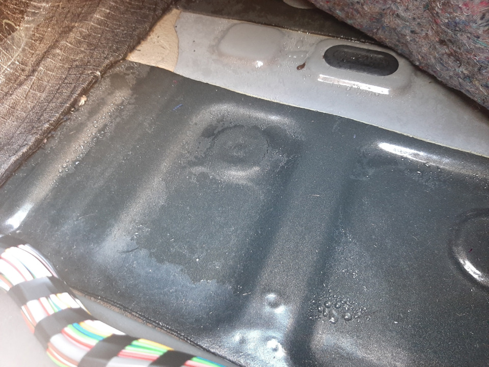 Вода под ковролином. What the hell? — Lada Vesta SW Cross (1G), 1,6 л ...