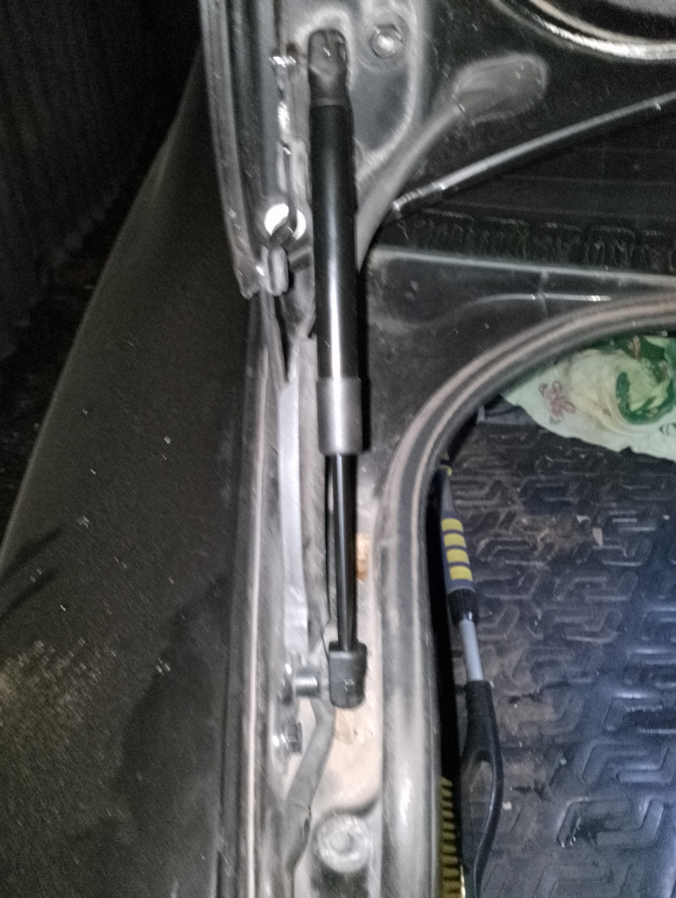 Перестала гореть красная лампочка на двери и стойки багажника ...