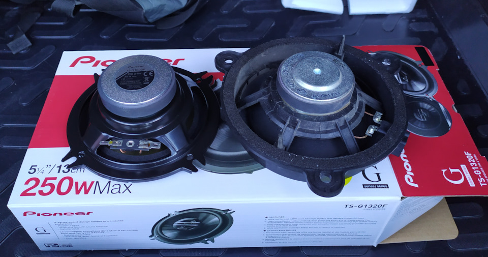 Сравнение заводского динамика и TS-G1320F. Магниты почти одинаковые — Lada XRAY