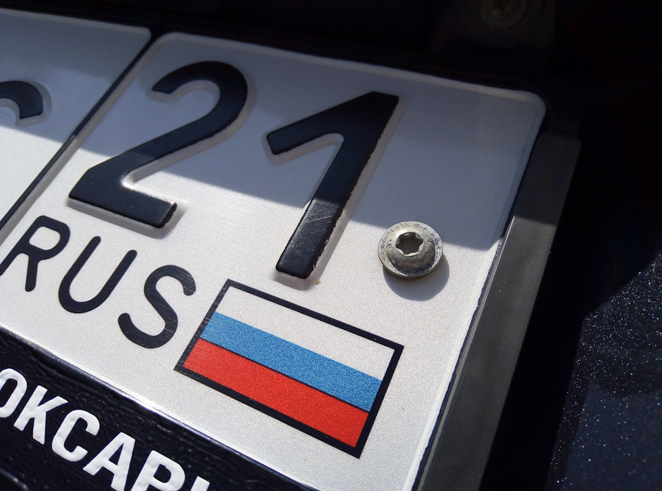 Отщелкиваем нижнюю накладку где у меня своя надпись, а не реклама автосалона например. Так же откручиваем вот такие болты. — Hyundai Accent (2G)