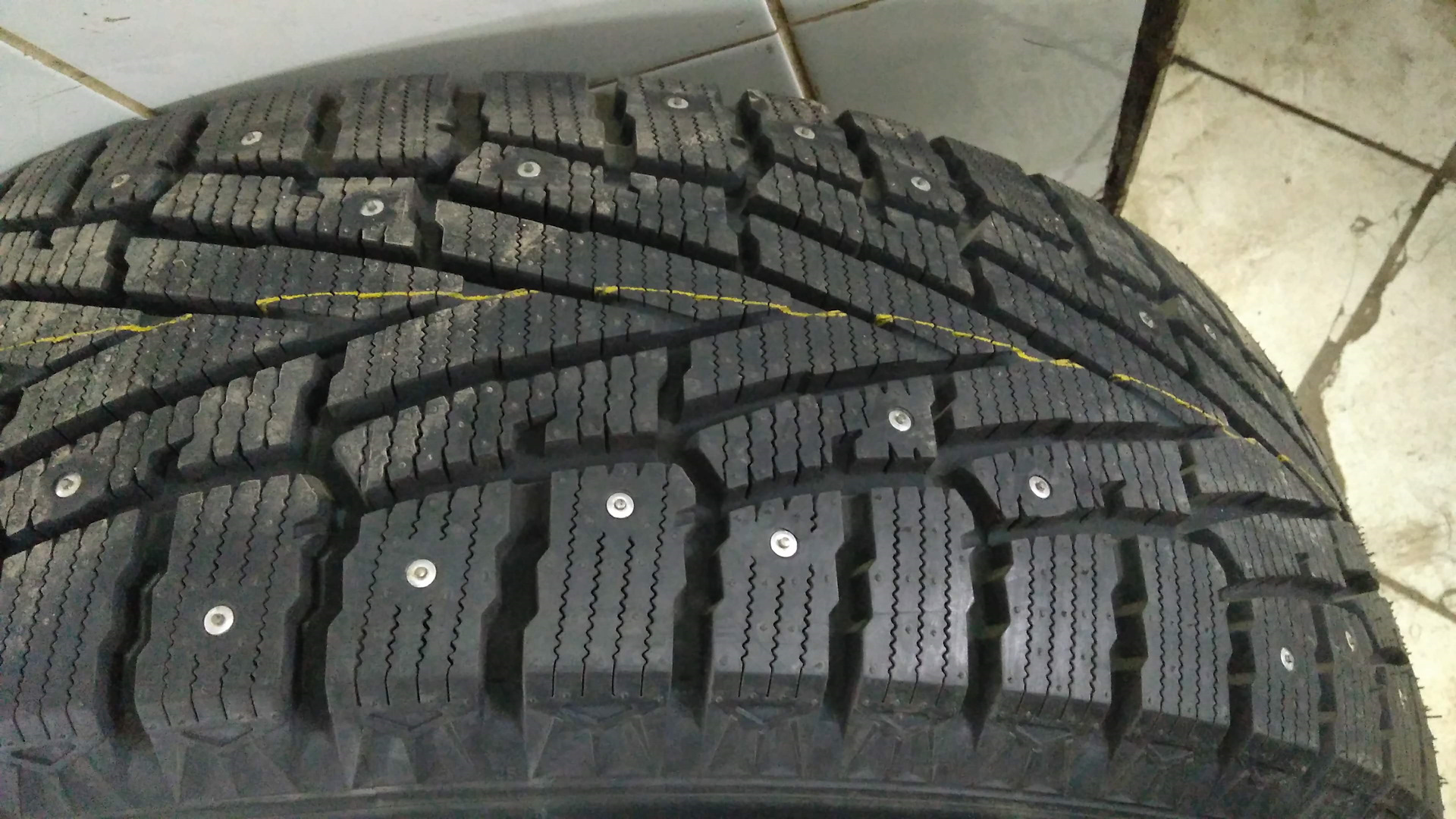 Шина зимняя шипованная 265 60 r18. Шина Roadstone Winguard WINSPIKE. Nexen Winguard WINSPIKE ws6 SUV 265/60 r18. Roadstone Winguard Spike. Roadstone Winguard WINSPIKE 225/60 r17 99t шип.