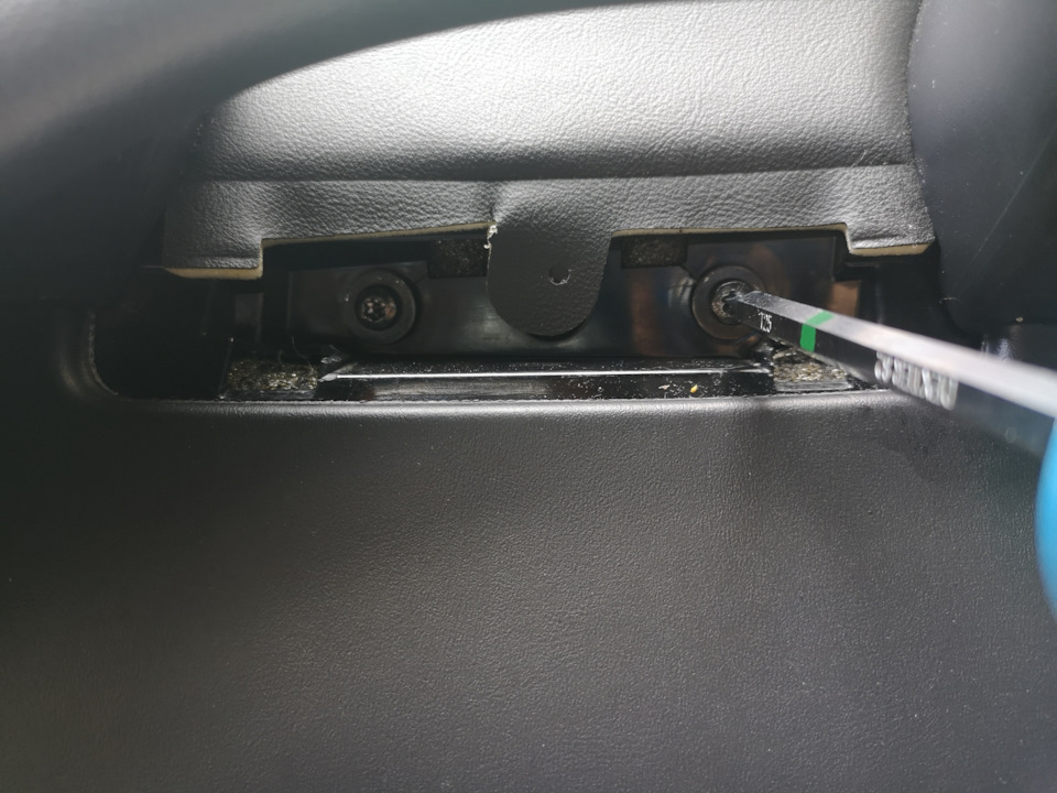 2. Откручиваются два болта T25 — Volvo XC70 III