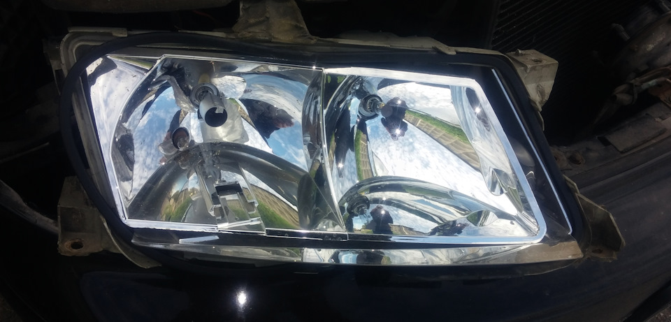 Отражатель целый. Слегка протер от пыли салфеткой. Побегает еще. — Saab 9-5 (1G)